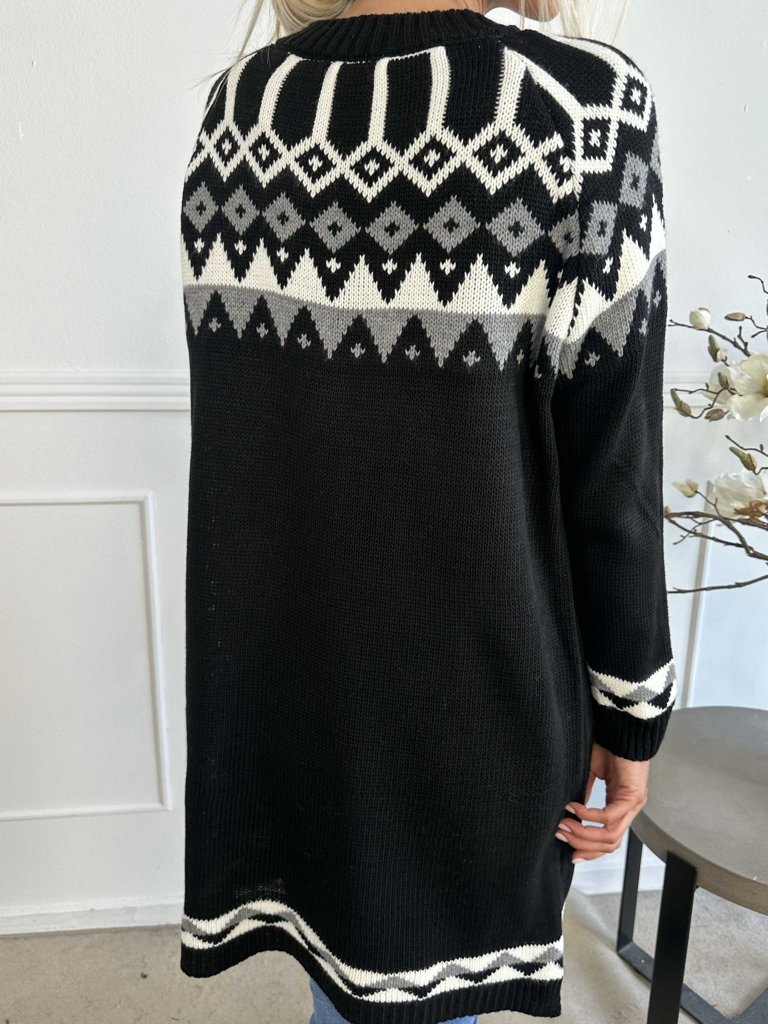 Viola - Strikkjole med flerfarvet mønster